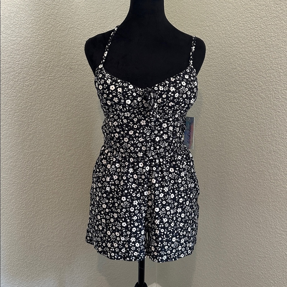 Derek Heart Monochrome Floral Romper - Picture 2 of 5